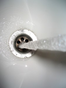 Débouchage d'évier, bain, douche ou drain par un plombier